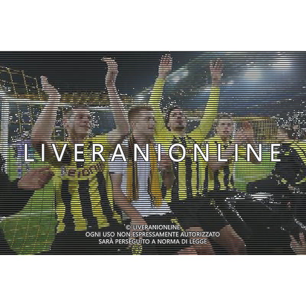 firo FuÃŸball,Fussball, 09.04.2013 Champions League UEFA Saison 2012/2013 Viertelfinale RÃ¼ckspiel BVB Borussia Dortmund - FC Malaga 3:2 Jubel vor Fans auf Werbebande Åukasz Piszczek , Reus , Hummels und Bender $worldrightsEs gelten unsere AGB, einsehbar auf www.firosportphoto.de copyright by firo sportphoto: Coesfelder StraÃŸe 207 48249 DÃ¼lmen Duelmen www.firosportphoto.de mail@firosportphoto.de (V o l k s b a n k B o c h u m - W i t t e n ) BLZ.: 430 601 29 Kt. Nr.: 341 117 100 Tel:Â  0209 - 9304402 Fax:Â  0209 - 9304443 AG ALDO LIVERANI S A S ONLY ITALY