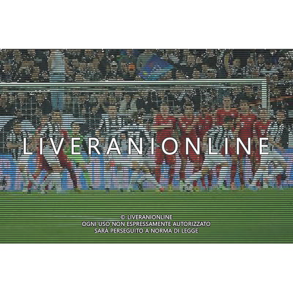 UEFA Champions League - Quarti di finale gara di ritorno Torino 10-04-2013 Juventus - Bayern Monaco nella foto la punizione di Pirlo deviata in angolo da Neuer foto Roberto Garavaglia - ag. Aldo Liverani