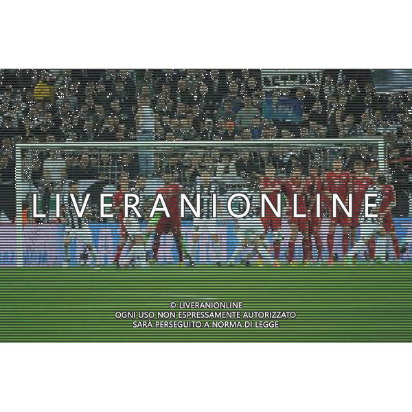 UEFA Champions League - Quarti di finale gara di ritorno Torino 10-04-2013 Juventus - Bayern Monaco nella foto la punizione di Pirlo deviata in angolo da Neuer foto Roberto Garavaglia - ag. Aldo Liverani