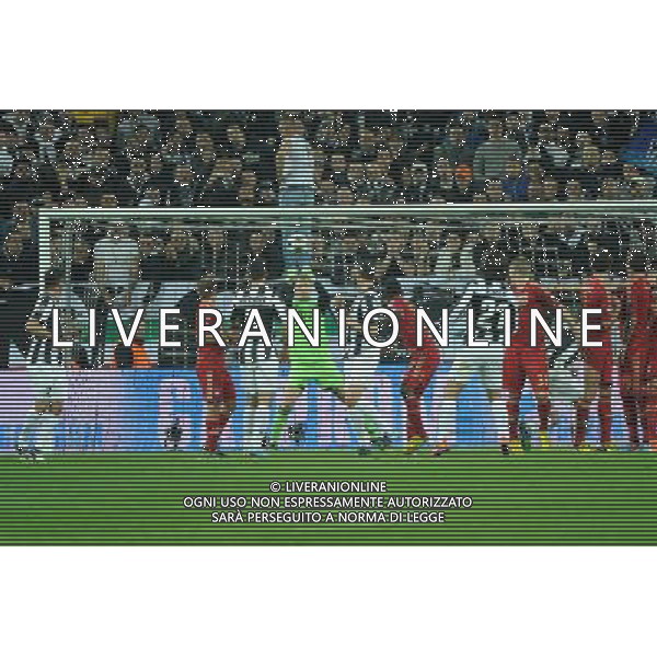 UEFA Champions League - Quarti di finale gara di ritorno Torino 10-04-2013 Juventus - Bayern Monaco nella foto la punizione di Pirlo deviata in angolo da Neuer foto Roberto Garavaglia - ag. Aldo Liverani