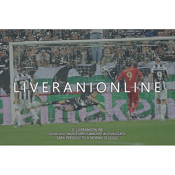 UEFA Champions League - Quarti di finale gara di ritorno Torino 10-04-2013 Juventus - Bayern Monaco nella foto Mandzukic segna il gol del 1 a 0 Bayern ribadendo in rete una corta respinta di Buffon foto Roberto Garavaglia - ag. Aldo Liverani