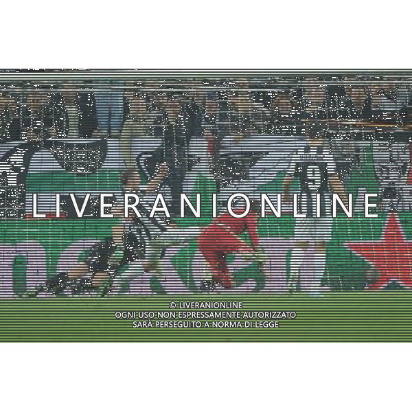 UEFA Champions League - Quarti di finale gara di ritorno Torino 10-04-2013 Juventus - Bayern Monaco nella foto Mandzukic segna il gol del 1 a 0 Bayern ribadendo in rete una corta respinta di Buffon foto Roberto Garavaglia - ag. Aldo Liverani