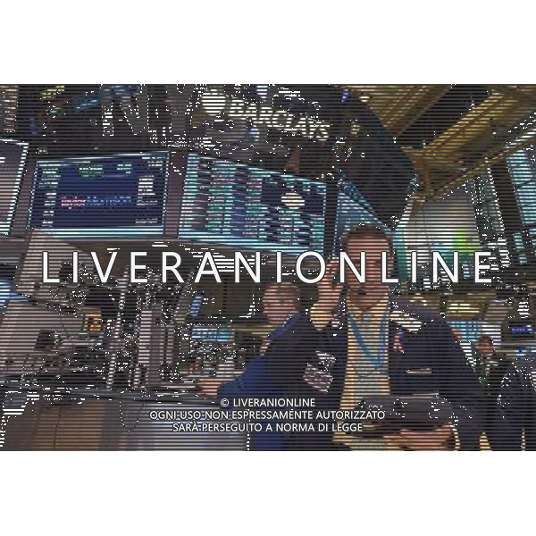 (130410) -- NEW YORK, April 10, 2013 () -- Traders work at the New York Stock Exchange in New York, April 10, 2013. U.S. stocks rose for a third straight day on Wednesday, bringing both the Dow Jones Industrial Average and S\'P 500 index to record highs, after the Federal Reserve released its March minutes. The S\'P 500 index broke through the all-time intraday high of 1,576.09 points set on Oct. 11, 2007 shortly after the opening bell. After the closing bell, the S\'P 500 index moved up 19.12 points, or 1.22 percent, to close at a record high of 1,587.73 points. (/Wang Lei) ©photoshot/AGENZIA ALDO LIVERANI SAS - ITALY ONLY - Operatori e agenti della Borsa di New York, negli Stati Uniti