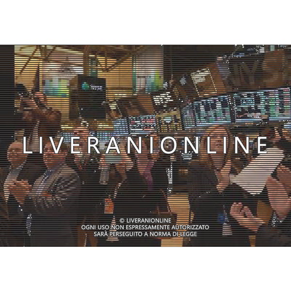 (130410) -- NEW YORK, April 10, 2013 () -- Traders and guests applaud at the New York Stock Exchange in New York, April 10, 2013. U.S. stocks rose for a third straight day on Wednesday, bringing both the Dow Jones Industrial Average and S\'P 500 index to record highs, after the Federal Reserve released its March minutes. The S\'P 500 index broke through the all-time intraday high of 1,576.09 points set on Oct. 11, 2007 shortly after the opening bell. After the closing bell, the S\'P 500 index moved up 19.12 points, or 1.22 percent, to close at a record high of 1,587.73 points. (/Wang Lei) ©photoshot/AGENZIA ALDO LIVERANI SAS - ITALY ONLY - Operatori e agenti della Borsa di New York, negli Stati Uniti