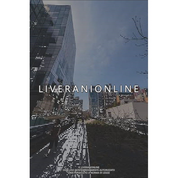 (130409) -- NEW YORK, April 9, 2013 () -- People enjoy a spring day at the High Line Park in New York City on April 9, 2013. The High Line is a public park built on a 1.45-mile-long historic freight rail line elevated above the streets on Manhattan\'s West Side. (/Niu Xiaolei) ©photoshot/AGENZIA ALDO LIVERANI SAS - ITALY ONLY - Le persone si godono un giorno di primavera al Parco pubblico High Line costruito su 1,45 miglia di linea ferroviaria storica elevato sopra le strade di West Side di Manhattan a New York il 9 aprile 2013