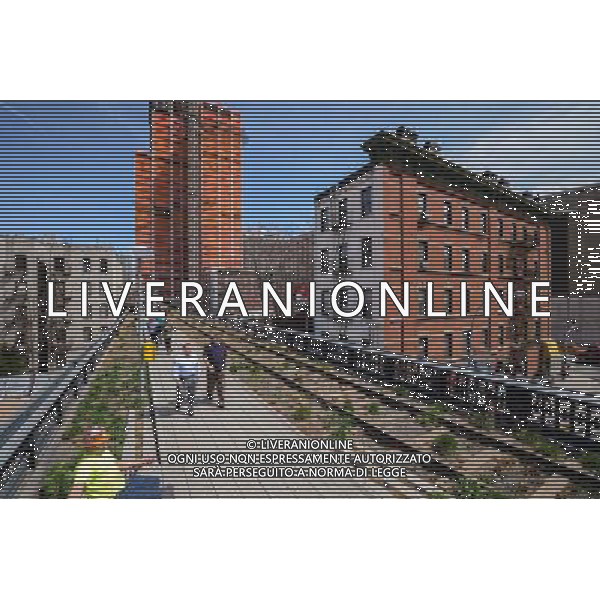 (130409) -- NEW YORK, April 9, 2013 () -- People enjoy a spring day at the High Line Park in New York City on April 9, 2013. The High Line is a public park built on a 1.45-mile-long historic freight rail line elevated above the streets on Manhattan\'s West Side. (/Niu Xiaolei) ©photoshot/AGENZIA ALDO LIVERANI SAS - ITALY ONLY - Le persone si godono un giorno di primavera al Parco pubblico High Line costruito su 1,45 miglia di linea ferroviaria storica elevato sopra le strade di West Side di Manhattan a New York il 9 aprile 2013