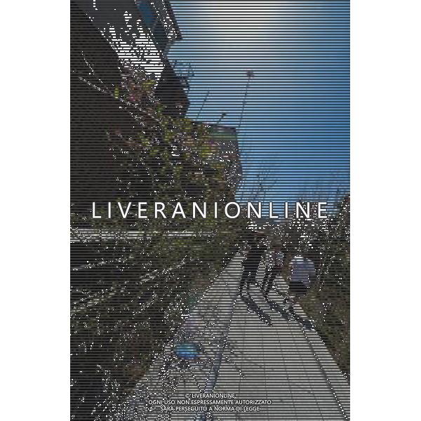 (130409) -- NEW YORK, April 9, 2013 () -- People enjoy a spring day at the High Line Park in New York City on April 9, 2013. The High Line is a public park built on a 1.45-mile-long historic freight rail line elevated above the streets on Manhattan\'s West Side. (/Niu Xiaolei) ©photoshot/AGENZIA ALDO LIVERANI SAS - ITALY ONLY - Le persone si godono un giorno di primavera al Parco pubblico High Line costruito su 1,45 miglia di linea ferroviaria storica elevato sopra le strade di West Side di Manhattan a New York il 9 aprile 2013