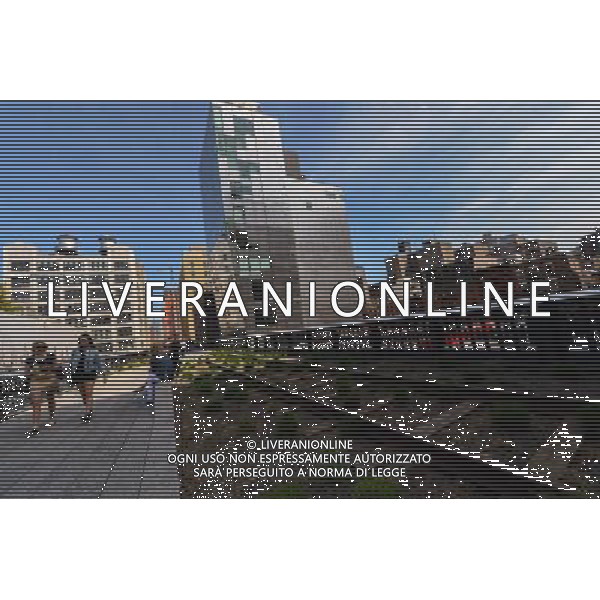 (130409) -- NEW YORK, April 9, 2013 () -- People enjoy a spring day at the High Line Park in New York City on April 9, 2013. The High Line is a public park built on a 1.45-mile-long historic freight rail line elevated above the streets on Manhattan\'s West Side. (/Niu Xiaolei) ©photoshot/AGENZIA ALDO LIVERANI SAS - ITALY ONLY - Le persone si godono un giorno di primavera al Parco pubblico High Line costruito su 1,45 miglia di linea ferroviaria storica elevato sopra le strade di West Side di Manhattan a New York il 9 aprile 2013