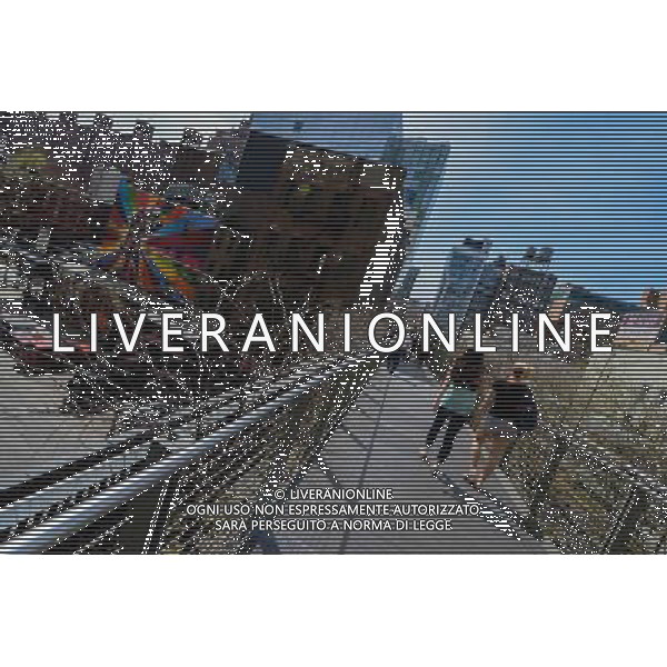 (130409) -- NEW YORK, April 9, 2013 () -- People enjoy a spring day at the High Line Park in New York City on April 9, 2013. The High Line is a public park built on a 1.45-mile-long historic freight rail line elevated above the streets on Manhattan\'s West Side. (/Niu Xiaolei) ©photoshot/AGENZIA ALDO LIVERANI SAS - ITALY ONLY - Le persone si godono un giorno di primavera al Parco pubblico High Line costruito su 1,45 miglia di linea ferroviaria storica elevato sopra le strade di West Side di Manhattan a New York il 9 aprile 2013