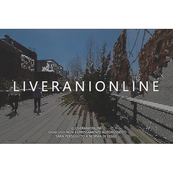 (130409) -- NEW YORK, April 9, 2013 () -- People enjoy a spring day at the High Line Park in New York City on April 9, 2013. The High Line is a public park built on a 1.45-mile-long historic freight rail line elevated above the streets on Manhattan\'s West Side. (/Niu Xiaolei) ©photoshot/AGENZIA ALDO LIVERANI SAS - ITALY ONLY - Le persone si godono un giorno di primavera al Parco pubblico High Line costruito su 1,45 miglia di linea ferroviaria storica elevato sopra le strade di West Side di Manhattan a New York il 9 aprile 2013