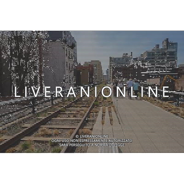 (130409) -- NEW YORK, April 9, 2013 () -- People enjoy a spring day at the High Line Park in New York City on April 9, 2013. The High Line is a public park built on a 1.45-mile-long historic freight rail line elevated above the streets on Manhattan\'s West Side. (/Niu Xiaolei) ©photoshot/AGENZIA ALDO LIVERANI SAS - ITALY ONLY - Le persone si godono un giorno di primavera al Parco pubblico High Line costruito su 1,45 miglia di linea ferroviaria storica elevato sopra le strade di West Side di Manhattan a New York il 9 aprile 2013