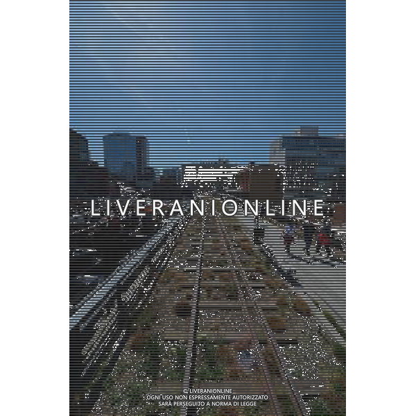 (130409) -- NEW YORK, April 9, 2013 () -- People enjoy a spring day at the High Line Park in New York City on April 9, 2013. The High Line is a public park built on a 1.45-mile-long historic freight rail line elevated above the streets on Manhattan\'s West Side. (/Niu Xiaolei) ©photoshot/AGENZIA ALDO LIVERANI SAS - ITALY ONLY - Le persone si godono un giorno di primavera al Parco pubblico High Line costruito su 1,45 miglia di linea ferroviaria storica elevato sopra le strade di West Side di Manhattan a New York il 9 aprile 2013