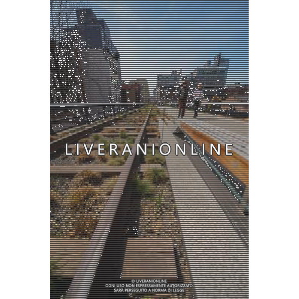 (130409) -- NEW YORK, April 9, 2013 () -- People enjoy a spring day at the High Line Park in New York City on April 9, 2013. The High Line is a public park built on a 1.45-mile-long historic freight rail line elevated above the streets on Manhattan\'s West Side. (/Niu Xiaolei) ©photoshot/AGENZIA ALDO LIVERANI SAS - ITALY ONLY - Le persone si godono un giorno di primavera al Parco pubblico High Line costruito su 1,45 miglia di linea ferroviaria storica elevato sopra le strade di West Side di Manhattan a New York il 9 aprile 2013