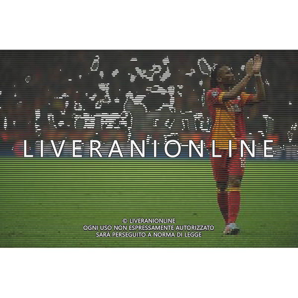 (130410) -- ISTANBUL, April 10, 2013 () -- Galatasaray\'s Didier Drogba gestures to the audience during the UEFA Champions League quarter final second leg soccer match between Galatasaray and Real Madrid in Istanbul, Turkey, April 9, 2013. Real Madrid lost 2-3 but entered the semifinal with a total result 5-3.(/Ma Yan) ©PHOTOSHOT/AGENZIA ALDO LIVERANI SAS - ITALY ONLY - Galatasaray - Real Madrid UEFA Champions League Quarti di Finale di ritorno a Istanbul, in Turchia 9 Aprile 2013