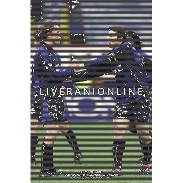 MILANO, 21-02-02 DFP/MARCO LUSSOSO INTER-AEK ATENE (COPPA UEFA) NELLA FOTO: ESULTANZA DI ZANETTI AG ALDO LIVERANI S A S