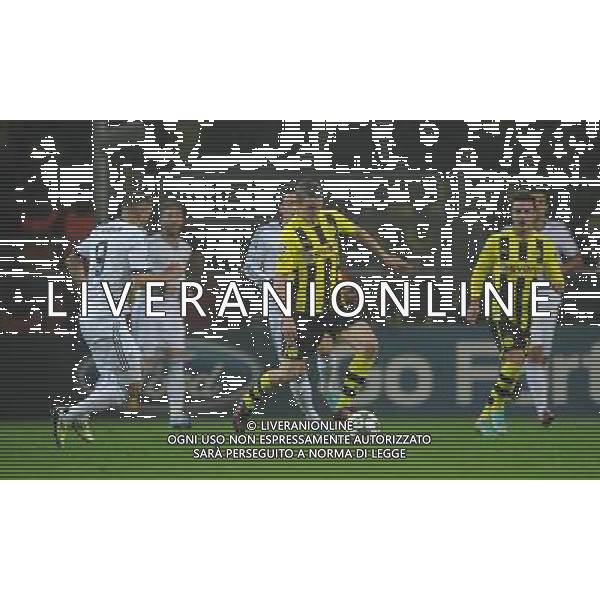 firo : Fu§ball,Fussball : 24.10.2012 CL, Champions League UEFA, Saison 2012/2013 BVB, Borussia Dortmund - Real Madrid 2:1 Sven BENDER, BVB, links BENZEMA $worldrightsEs gelten unsere AGB, einsehbar auf www.firosportphoto.de, copyright by firo sportphoto: Coesfelder Str. 207 D-48249 DŸlmen www.firosportphoto.de mail@firosportphoto.de (V o l k s b a n k B o c h u m - W i t t e n ) BLZ.: 430 601 29 Kt. Nr.: 341 117 100 Tel:Ê +49-2594-9916004 Fax:Ê+49-2594-9916005 ©FIROSPORTPHOTO/AGENZIA ALDO LIVERANI SAS - ITALY ONLY - EDITORIAL USE ONLY