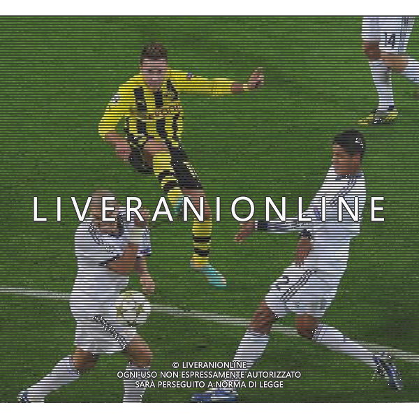 firo Fu§ball,Fussball, 24.10.2012 CL, UEFA Champions League, Saison 2012/2013, BVB, Borussia Dortmund - Real Madrid 2:1 Zweikampf, Mario Gštze Goetze, BVB, Pepe, Angel Di Maria, Real, Torschuss $worldrightsEs gelten unsere AGB, einsehbar auf www.firosportphoto.de copyright by firo sportphoto: Coesfelder Stra§e 207Ê 48249 D † L M E N (Duelmen) www.firosportphoto.de mail@firosportphoto.de (V o l k s b a n k B o c h u m - W i t t e n ) BLZ.: 430 601 29 Kt. Nr.: 341 117 100 Tel:Ê 02594-9916004 Fax:Ê 02594-9916005 ©FIROSPORTPHOTO/AGENZIA ALDO LIVERANI SAS - ITALY ONLY - EDITORIAL USE ONLY