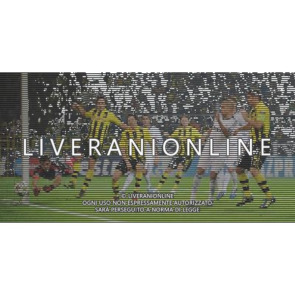 firo : Fu§ball,Fussball : 24.10.2012 CL, Champions League UEFA, Saison 2012/2013 BVB, Borussia Dortmund - Real Madrid 2:1 Torwart Iker CASILLAS, Real,vor HUMMELS $worldrightsEs gelten unsere AGB, einsehbar auf www.firosportphoto.de, copyright by firo sportphoto: Coesfelder Str. 207 D-48249 DŸlmen www.firosportphoto.de mail@firosportphoto.de (V o l k s b a n k B o c h u m - W i t t e n ) BLZ.: 430 601 29 Kt. Nr.: 341 117 100 Tel:Ê +49-2594-9916004 Fax:Ê+49-2594-9916005 ©FIROSPORTPHOTO/AGENZIA ALDO LIVERANI SAS - ITALY ONLY - EDITORIAL USE ONLY
