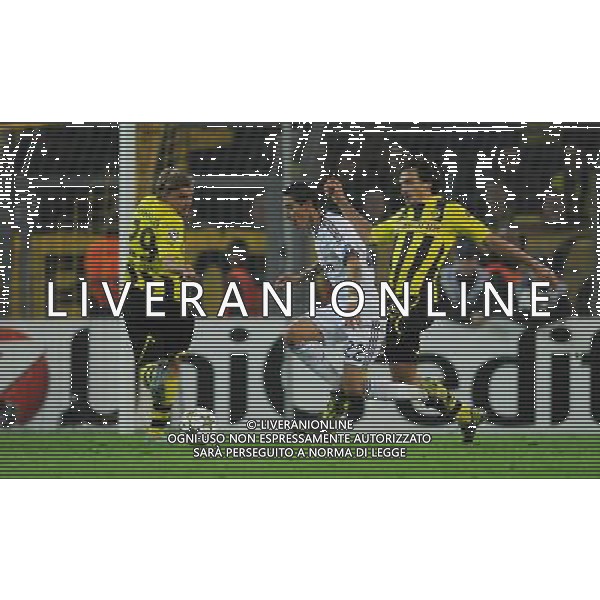 firo : Fu§ball,Fussball : 24.10.2012 CL, Champions League UEFA, Saison 2012/2013 BVB, Borussia Dortmund - Real Madrid 2:1 Angel DI MARIA, Real, Mitte gegen SCHMELZER und HUMMELS $worldrightsEs gelten unsere AGB, einsehbar auf www.firosportphoto.de, copyright by firo sportphoto: Coesfelder Str. 207 D-48249 DŸlmen www.firosportphoto.de mail@firosportphoto.de (V o l k s b a n k B o c h u m - W i t t e n ) BLZ.: 430 601 29 Kt. Nr.: 341 117 100 Tel:Ê +49-2594-9916004 Fax:Ê+49-2594-9916005 ©FIROSPORTPHOTO/AGENZIA ALDO LIVERANI SAS - ITALY ONLY - EDITORIAL USE ONLY