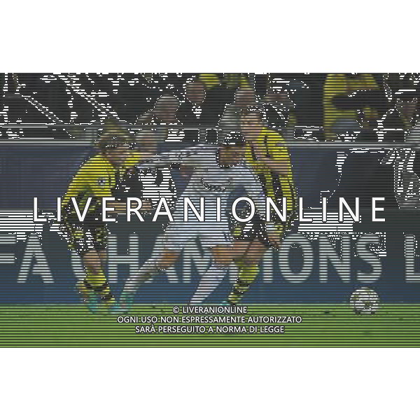 firo : Fu§ball,Fussball : 24.10.2012 CL, Champions League UEFA, Saison 2012/2013 BVB, Borussia Dortmund - Real Madrid 2:1 Mesut …ZIL, Real, Mitte gegen SCHMELZER und GRO§KREUTZ $worldrightsEs gelten unsere AGB, einsehbar auf www.firosportphoto.de, copyright by firo sportphoto: Coesfelder Str. 207 D-48249 DŸlmen www.firosportphoto.de mail@firosportphoto.de (V o l k s b a n k B o c h u m - W i t t e n ) BLZ.: 430 601 29 Kt. Nr.: 341 117 100 Tel:Ê +49-2594-9916004 Fax:Ê+49-2594-9916005 ©FIROSPORTPHOTO/AGENZIA ALDO LIVERANI SAS - ITALY ONLY - EDITORIAL USE ONLY