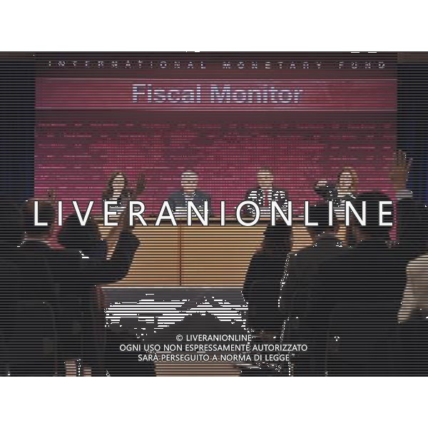(130416) -- WASHINGTON D.C. April 16, 2013 () -- Reporters raise hands for questions at a press conference releasing the latest Fiscal Monitor report at the headquarters of International Monetary Fund (IMF) in Washington D.C., April 16, 2013. Budget deficits in advanced economies will shrink on average by 1.25 percent of gross domestic product (GDP) this year, at a slightly faster pace than 0.75 percent of GDP in 2012, IMF said on Tuesday. (/Wang Yiou) ©photohsot/AGENZIA ALDO LIVERANI SAS - ITALY ONLY - Carlo Cottarelli direttore del dipartimento affari fiscali in una conferenza stampa presso la sede del Fondo monetario internazionale (FMI) a Washington DC, 16 aprile 2013.