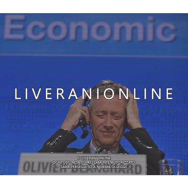 (130416) -- WASHINGTON D.C. April 16, 2013 () -- International Monetary Fund (IMF) chief economist Olivier Blanchard tries to get interpretation headphones to work at a press conference releasing the latest World Economic Outlook (WEO) report of the International Monetary Fund (IMF) at the headquarters of IMF in Washington D.C., capital of the United States, April 16, 2013. IMF on Tuesday called on different countries to take appropriate reform measures to tackle their specific economic challenges against the backdrop of a three-speed recovery. The global lender lowered its world economic growth rate forecast to 3.3 percent in 2013, 0.2 percentage point lower than its earlier estimate in January. (/Wang Yiou) ©photoshot/AGENZIA ALDO LIVERANI SAS - ITALY ONLY - Olivier Blanchard capo economista in una conferenza stampa rilascia l\'ultima relazione del World Economic Outlook (WEO) presso la sede del Fondo monetario internazionale (FMI) a Washington DC, capitale degli Stati Uniti, 16 aprile 2013.