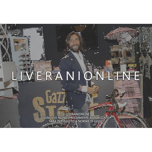 MILANO 18/4/2013 VITTORIO BRUMOTTI AL GAZZETTA STORE DELLA GALLERIA SAN CARLO FOTO ROMANO/AG ALDO LIVERANI S.A.S.