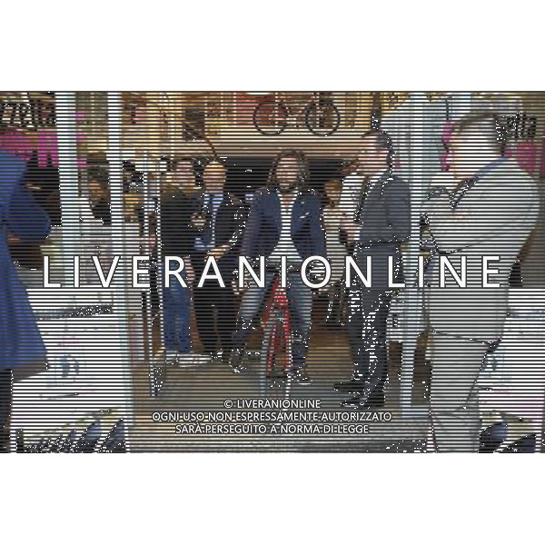 MILANO 18/4/2013 VITTORIO BRUMOTTI AL GAZZETTA STORE DELLA GALLERIA SAN CARLO FOTO ROMANO/AG ALDO LIVERANI S.A.S.