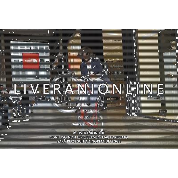 MILANO 18/4/2013 VITTORIO BRUMOTTI AL GAZZETTA STORE DELLA GALLERIA SAN CARLO FOTO ROMANO/AG ALDO LIVERANI S.A.S.