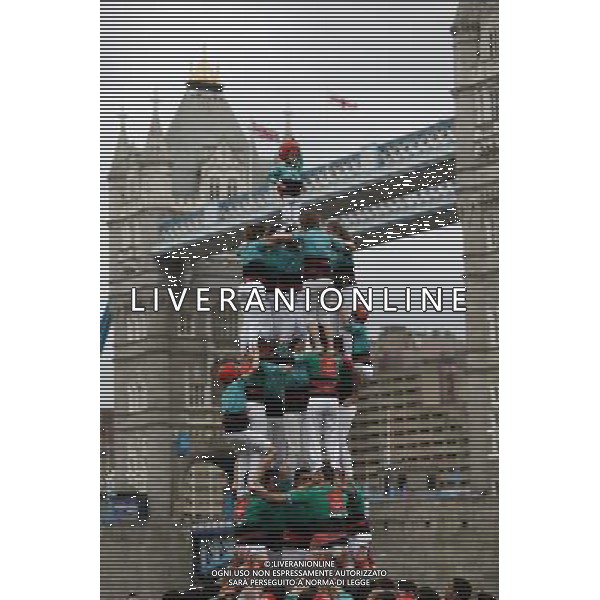 Photocall for London\'s \'first Human Tower performance\' at Potters Fields, Tower Bridge in London Britain 19 April 2013. 170s members of the Castellers de Vilafranca team form successively smaller tiers by climbing up the bodies of each layer to mount the shoulders of the previous tier until the tower is complete. A uniquely Catalan custom, the Human Towers have been constructed during town celebrations and festivals in Barcelona for three hundred years and are described by UNESCO as an \'Intangible Cultural Heritage of Humanity\'. ©photoshot/AGENZIA ALDO LIVERANI SAS - ITALY ONLY - Esecuzione di una torre umana a Potters Fields, Tower Bridge a Londra Inghilterra 19 Aprile 2013 dei membri della squadra catalana dei Castellers de Vilafranca descritti dall\'UNESCO come \'Patrimonio Culturale Immateriale dell\'Umanitˆ\'. 