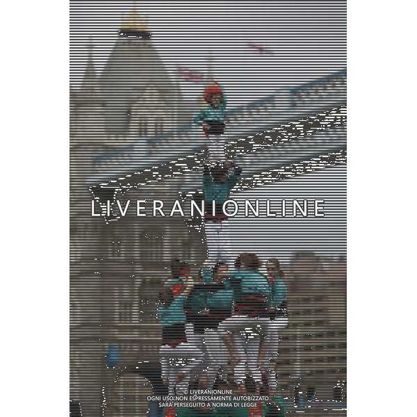 Photocall for London\'s \'first Human Tower performance\' at Potters Fields, Tower Bridge in London Britain 19 April 2013. 170s members of the Castellers de Vilafranca team form successively smaller tiers by climbing up the bodies of each layer to mount the shoulders of the previous tier until the tower is complete. A uniquely Catalan custom, the Human Towers have been constructed during town celebrations and festivals in Barcelona for three hundred years and are described by UNESCO as an \'Intangible Cultural Heritage of Humanity\'. ©photoshot/AGENZIA ALDO LIVERANI SAS - ITALY ONLY - Esecuzione di una torre umana a Potters Fields, Tower Bridge a Londra Inghilterra 19 Aprile 2013 dei membri della squadra catalana dei Castellers de Vilafranca descritti dall\'UNESCO come \'Patrimonio Culturale Immateriale dell\'Umanitˆ\'. 