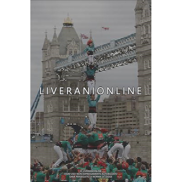 Photocall for London\'s \'first Human Tower performance\' at Potters Fields, Tower Bridge in London Britain 19 April 2013. 170s members of the Castellers de Vilafranca team form successively smaller tiers by climbing up the bodies of each layer to mount the shoulders of the previous tier until the tower is complete. A uniquely Catalan custom, the Human Towers have been constructed during town celebrations and festivals in Barcelona for three hundred years and are described by UNESCO as an \'Intangible Cultural Heritage of Humanity\'. ©photoshot/AGENZIA ALDO LIVERANI SAS - ITALY ONLY - Esecuzione di una torre umana a Potters Fields, Tower Bridge a Londra Inghilterra 19 Aprile 2013 dei membri della squadra catalana dei Castellers de Vilafranca descritti dall\'UNESCO come \'Patrimonio Culturale Immateriale dell\'Umanitˆ\'. 