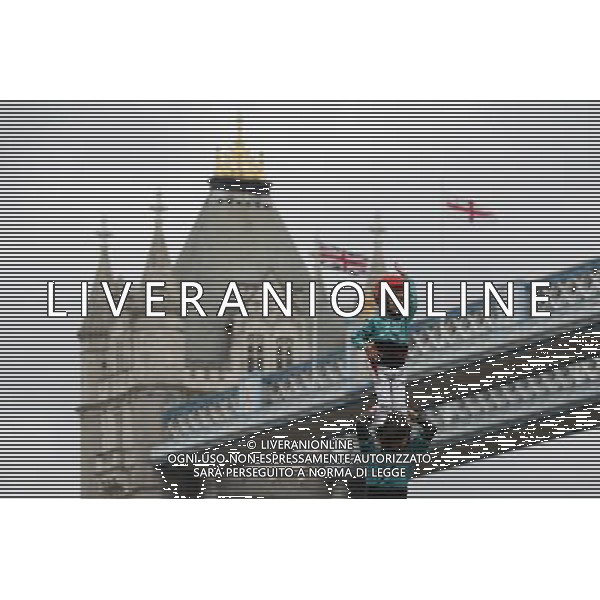 Photocall for London\'s \'first Human Tower performance\' at Potters Fields, Tower Bridge in London Britain 19 April 2013. 170s members of the Castellers de Vilafranca team form successively smaller tiers by climbing up the bodies of each layer to mount the shoulders of the previous tier until the tower is complete. A uniquely Catalan custom, the Human Towers have been constructed during town celebrations and festivals in Barcelona for three hundred years and are described by UNESCO as an \'Intangible Cultural Heritage of Humanity\'. ©photoshot/AGENZIA ALDO LIVERANI SAS - ITALY ONLY - Esecuzione di una torre umana a Potters Fields, Tower Bridge a Londra Inghilterra 19 Aprile 2013 dei membri della squadra catalana dei Castellers de Vilafranca descritti dall\'UNESCO come \'Patrimonio Culturale Immateriale dell\'Umanitˆ\'. 