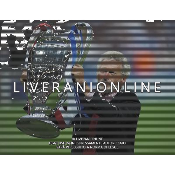 firo FuÃŸball,Fussball, 19.05.2012 UEFA Champions League, Saison 2011/2012 Final Finale FC Bayern MÃ¼nchen - FC Chelsea Paul Breitner prÃ¤sentiert vor dem Spiel den Pokal $worldrightsEs gelten unsere AGB, einsehbar auf www.firosportphoto.de copyright by firo sportphoto: Coesfelder Str.207 48249 DÃ¼lmen www.firosportphoto.de mail@firosportphoto.de (V o l k s b a n k B o c h u m - W i t t e n ) BLZ.: 430 601 29 Kt. Nr.: 341 117 100 Tel:Â  02594 - 9916004 Fax:Â 02594 - 9916005 AG ALDO LIVERANI S A S ONLY ITALY