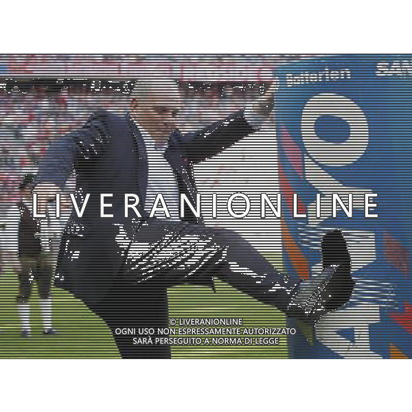 firo Fu§ball,Fussball, 28.04.2012 1. Bundesliga Saison 2011/2012 33. Spieltag, RŸckrunde, Buli, DFL, FC Bayern MŸnchen, Muenchen, FCB, - VFB Stuttgart, 2 : 0, halbe Figur, Gestik, PrŠsident, Uli Hoene§, Hoeness, Hšness, Hšne§, tritt in die Tonne, wie damals JŸrgen Klinsmann, $worldrightsEs gelten unsere AGB, einsehbar auf www.firosportphoto.de copyright by firo sportphoto: Coesfelder Str.207 48249 DŸlmen www.firosportphoto.de mail@firosportphoto.de (V o l k s b a n k B o c h u m - W i t t e n ) BLZ.: 430 601 29 Kt. Nr.: 341 117 100 Tel:Ê 02594 - 9916004 Fax:Ê02594 - 9916005 AG ALDO LIVERANI S A S ONLY ITALY