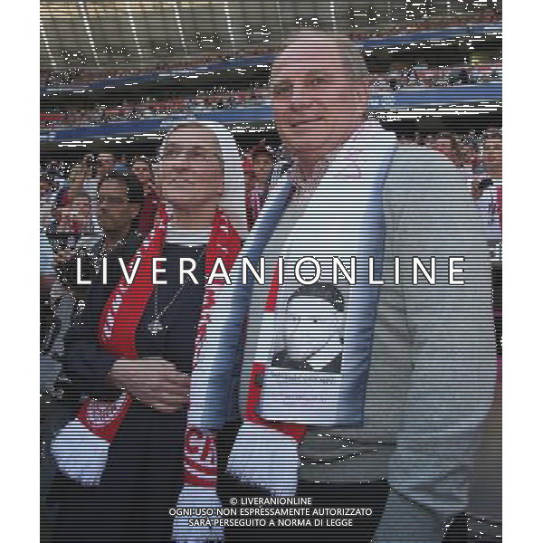 firo Fussball , 25.04.2009 1. Fu§ball Bundesliga Saison 2008/2009 FCB , FC Bayern MŸnchen - FC Schalke 04 , Manager Uli Hoeness , Hoene§ , FCB , mit Nonen , kirchlichen beistand , lustig , witz , Humor Es gelten unsere AGB, einsehbar auf www.firosportphoto.de copyright by firo sportphoto: Pfefferackerstr. 2aÊ 45894 G e l s e n k i r c h e n www.firosportphoto.de mail@firosportphoto.de (V o l k s b a n k B o c h u m - W i t t e n ) BLZ.: 430 601 29 Kt. Nr.: 341 117 100 Tel:Ê 0209 - 9304402 Fax:Ê 0209 - 9304443 AG ALDO LIVERANI S A S ONLY ITALY