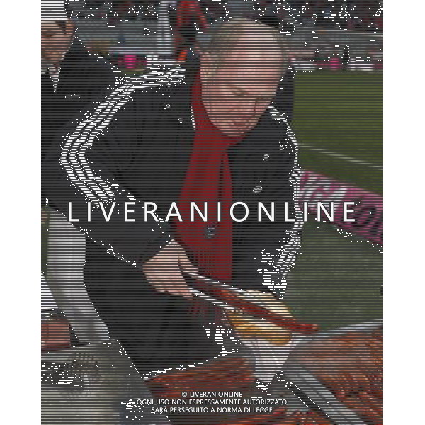 firo Fu§ball,Fussball, 19.12.2009 1.Bundesliga, Saison 2009/2010 1. FC Bayern MŸnchen - Hertha BSC Berlin , FCB, 5 : 2 halbe Figur, Uli Hoeness, Hoene§, PrŠsident, Bayern MŸnchen, verlorener Wette mit Eon, WŸrstchen, Wurst, grillen, verteilt sie an die Fans Es gelten unsere AGB, einsehbar auf www.firosportphoto.de copyright by firo sportphoto: Pfefferackerstr. 2aÊ 45894 G e l s e n k i r c h e n www.firosportphoto.de mail@firosportphoto.de (V o l k s b a n k B o c h u m - W i t t e n ) BLZ.: 430 601 29 Kt. Nr.: 341 117 100 Tel:Ê 0209 - 9304402 Fax:Ê 0209 - 9304443 AG ALDO LIVERANI S A S ONLY ITALY