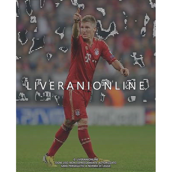 firo Fu§ball,Fussball, 23.04.2013 Uefa Champions League, Saison 2012/2013 Halbfinale, Hinspiel, FC Bayern MŸnchen, Muenchen, FCB, - FC Barcelona, 4 : 0, ganze Figur, Gestik, Bastian Schweinsteiger, Bayern, $worldrightsEs gelten unsere AGB, einsehbar auf www.firosportphoto.de copyright by firo sportphoto: Coesfelder Str.207 48249 DŸlmen www.firosportphoto.de mail@firosportphoto.de (V o l k s b a n k B o c h u m - W i t t e n ) BLZ.: 430 601 29 Kt. Nr.: 341 117 100 Tel:Ê 02594 - 9916004 Fax:Ê02594 - 9916005 AG ALDO LIVERANI S A S ONLY ITALY
