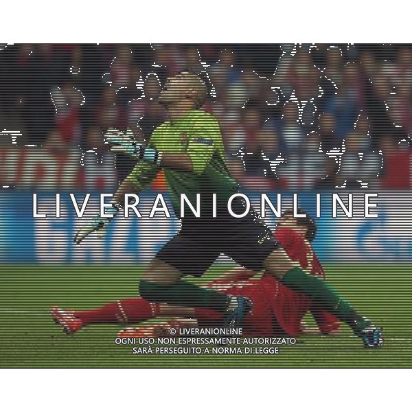firo FuÃŸball, Fussball, 23.04.2013 Uefa Champions League, CL Saison 2012/2013 Halbfinale, Hinspiel FCB FC Bayern MÃ¼nchen, Muenchen - FC Barcelona 4:0 Zweikampf Duell, Barca Torwart TorhÃ¼ter Goalkeeper Victor ValdÃ©s Valdes, FCB Mario GÃ³mez Gomez $worldrights Es gelten unsere AGB, einsehbar auf www.firosportphoto.de copyright by firo sportphoto: Coesfelder Str.207 48249 DÃ¼lmen www.firosportphoto.de mail@firosportphoto.de (V o l k s b a n k B o c h u m - W i t t e n ) BLZ.: 430 601 29 Kt. Nr.: 341 117 100 Tel:Â  02594 - 9916004 Fax:Â 02594 - 9916005 AG ALDO LIVERANI S A S ONLY ITALY