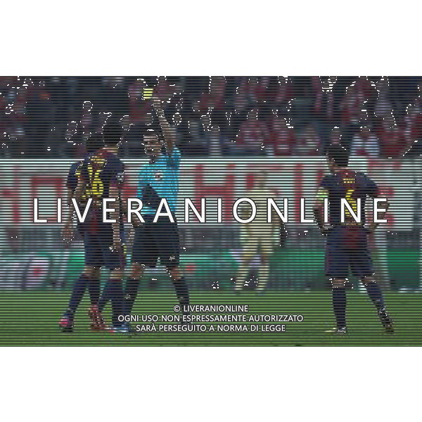 firo FuÃŸball, Fussball, 23.04.2013 Uefa Champions League, CL Saison 2012/2013 Halbfinale, Hinspiel FCB FC Bayern MÃ¼nchen, Muenchen - FC Barcelona 4:0 Schiedsrichter Schiri Referee Viktor Kassai, gestik, geste, Barca Bartra, Barca Busquets, gelbe karte, gelb, Barca Xavi $worldrights Es gelten unsere AGB, einsehbar auf www.firosportphoto.de copyright by firo sportphoto: Coesfelder Str.207 48249 DÃ¼lmen www.firosportphoto.de mail@firosportphoto.de (V o l k s b a n k B o c h u m - W i t t e n ) BLZ.: 430 601 29 Kt. Nr.: 341 117 100 Tel:Â  02594 - 9916004 Fax:Â 02594 - 9916005 AG ALDO LIVERANI S A S ONLY ITALY