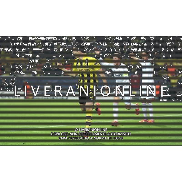 firo Fu§ball,Fussball, 24.04.2013 CL, UEFA Champions League, Saison 2012/2013, Halbfinale, Semifinal BVB, Borussia Dortmund - Real Madrid CF Torjubel, Jubel, Robert Lewandowski, BVB, Tor zum 2:1, Gestik, Sergio RAMOS, Real, und Raphael VARANE, Real, reklamiert $worldrightsEs gelten unsere AGB, einsehbar auf www.firosportphoto.de copyright by firo sportphoto: Coesfelder Stra§e 207Ê 48249 D † L M E N (Duelmen) www.firosportphoto.de mail@firosportphoto.de (V o l k s b a n k B o c h u m - W i t t e n ) BLZ.: 430 601 29 Kt. Nr.: 341 117 100 Tel:Ê 02594-9916004 Fax:Ê 02594-9916005 AG ALDO LIVERANI S A S ONLY ITALY