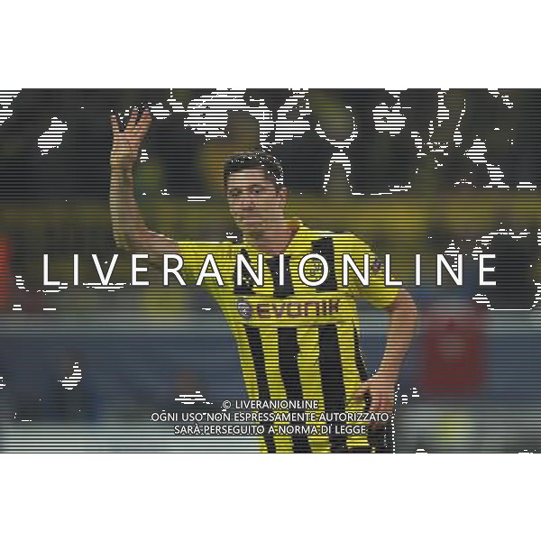 firo Fu§ball,Fussball, 24.04.2013 CL, UEFA Champions League, Saison 2012/2013, Halbfinale, Semifinal BVB, Borussia Dortmund - Real Madrid CF Torjubel, Jubel, Robert Lewandowski, BVB,, Tor zum 4:1, Gestik, zeigt 4 vier Finger, 4 Tore $worldrightsEs gelten unsere AGB, einsehbar auf www.firosportphoto.de copyright by firo sportphoto: Coesfelder Stra§e 207Ê 48249 D † L M E N (Duelmen) www.firosportphoto.de mail@firosportphoto.de (V o l k s b a n k B o c h u m - W i t t e n ) BLZ.: 430 601 29 Kt. Nr.: 341 117 100 Tel:Ê 02594-9916004 Fax:Ê 02594-9916005 AG ALDO LIVERANI S A S ONLY ITALY