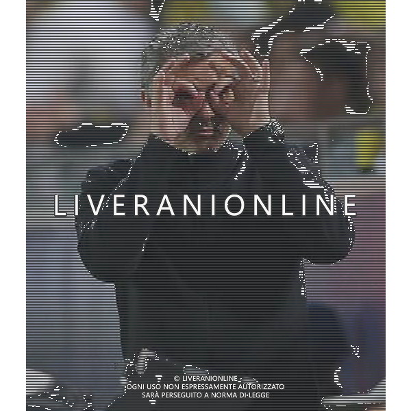 firo FuÃŸball,Fussball, 24.04.2013 Champions League Halbfinale Saison 2012/2013 BVB Borussia Dortmund - Real Madrid Real Trainer JosÃ© Mourinho Jose Witz Humor zeigt den vierten Schiedsrichter die Brille $worldrightsEs gelten unsere AGB, einsehbar auf www.firosportphoto.de copyright by firo sportphoto: Coesfelder StraÃŸe 207 48249 DÃ¼lmen Duelmen www.firosportphoto.de mail@firosportphoto.de (V o l k s b a n k B o c h u m - W i t t e n ) BLZ.: 430 601 29 Kt. Nr.: 341 117 100 Tel:Â  0209 - 9304402 Fax:Â  0209 - 9304443 AG ALDO LIVERANI S A S ONLY ITALY
