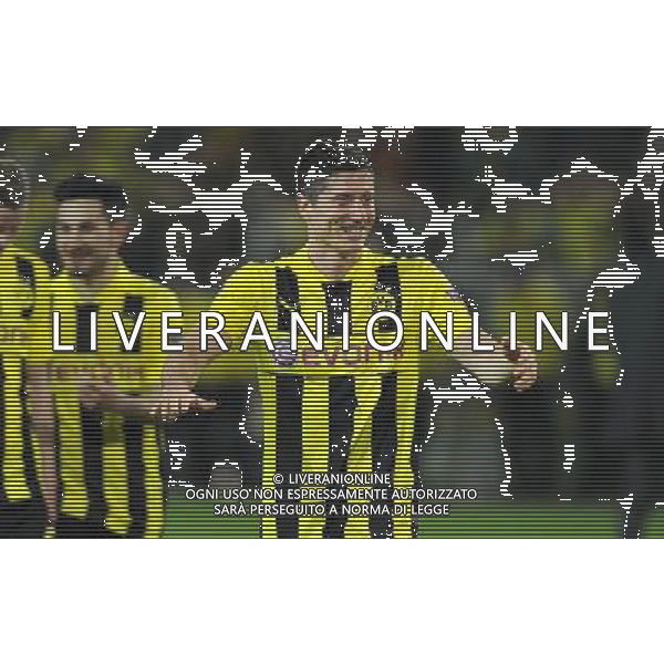 firo Fu§ball,Fussball, 24.04.2013 CL, UEFA Champions League, Saison 2012/2013, Halbfinale, Semifinal BVB, Borussia Dortmund - Real Madrid CF 4:1 Jubel, Freude nach dem Spiel, Spielende bei Robert Lewandowski, BVB, Gestik $worldrightsEs gelten unsere AGB, einsehbar auf www.firosportphoto.de copyright by firo sportphoto: Coesfelder Stra§e 207Ê 48249 D † L M E N (Duelmen) www.firosportphoto.de mail@firosportphoto.de (V o l k s b a n k B o c h u m - W i t t e n ) BLZ.: 430 601 29 Kt. Nr.: 341 117 100 Tel:Ê 02594-9916004 Fax:Ê 02594-9916005 AG ALDO LIVERANI S A S ONLY ITALY