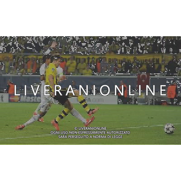 firo Fu§ball,Fussball, 24.04.2013 CL, UEFA Champions League, Saison 2012/2013, Halbfinale, Semifinal BVB, Borussia Dortmund - Real Madrid CF Zweikampf, PEPE, Real, Robert Lewandowski, BVB, Torschuss, Tor zum 2:1 $worldrightsEs gelten unsere AGB, einsehbar auf www.firosportphoto.de copyright by firo sportphoto: Coesfelder Stra§e 207Ê 48249 D † L M E N (Duelmen) www.firosportphoto.de mail@firosportphoto.de (V o l k s b a n k B o c h u m - W i t t e n ) BLZ.: 430 601 29 Kt. Nr.: 341 117 100 Tel:Ê 02594-9916004 Fax:Ê 02594-9916005 AG ALDO LIVERANI S A S ONLY ITALY