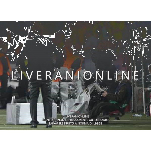 firo FuÃŸball,Fussball, 24.04.2013 Champions League Halbfinale Saison 2012/2013 BVB Borussia Dortmund - Real Madrid Real Trainer JosÃ© Mourinho Jose Witz Humor zeigt den vierten Schiedsrichter die Brille $worldrightsEs gelten unsere AGB, einsehbar auf www.firosportphoto.de copyright by firo sportphoto: Coesfelder StraÃŸe 207 48249 DÃ¼lmen Duelmen www.firosportphoto.de mail@firosportphoto.de (V o l k s b a n k B o c h u m - W i t t e n ) BLZ.: 430 601 29 Kt. Nr.: 341 117 100 Tel:Â  0209 - 9304402 Fax:Â  0209 - 9304443 AG ALDO LIVERANI S A S ONLY ITALY