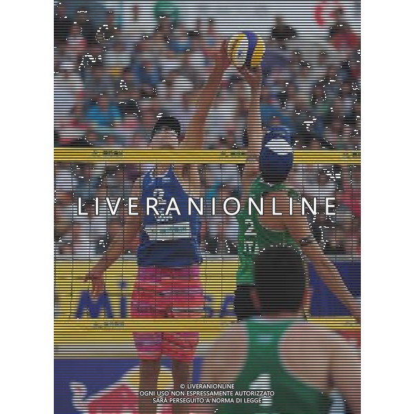 (130427) -- FUZHOU, April 27, 2013 () -- Philip Dalhausser (L) of the United States vies with Daniele Lupo of Italy during the men\'s final of the Fuzhou Open, the beginning of the 2013 beach volleyball season, in Fuzhou, southeast China\'s Fujian province, April 27, 2013. Sean Rosenthal and Philip Dalhausser from the United States won the final 2-0 to claim the title of the event. (/Lin Shanchuan) ©Photoshot/Ag. Aldo Liverani s.a.s.-Only Italy-Editorial Use Only