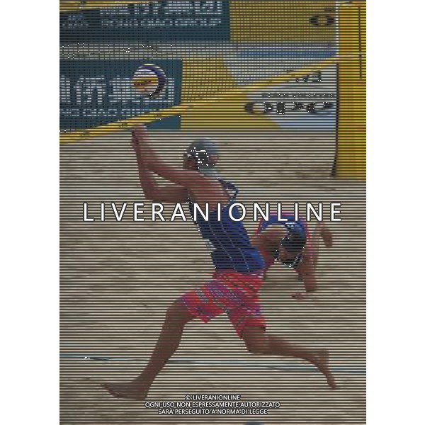 (130427) -- FUZHOU, April 27, 2013 () -- Sean Rosenthal(L) and Philip Dalhausser of the United States fight for the ball during the men\'s final against Nicolai Paolo/Daniele Lupo of Italy at the Fuzhou Open, the beginning of the 2013 beach volleyball season, in Fuzhou, southeast China\'s Fujian province, April 27, 2013. Sean Rosenthal and Philip Dalhausser from the United States won the final 2-0 to claim the title of the event. (/Lin Shanchuan) ©Photoshot/Ag. Aldo Liverani s.a.s.-Only Italy-Editorial Use Only
