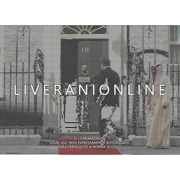 DAVID CAMERON \' SHEIKH KHALIFA AL-NAHYAN BRITISH PRIME MINISTER AND PRESIDENT OF THE UNITED ARAB EMIRATES PRESIDENT OF THE UNITED ARAB EMIRATES VISITS NUMBER 10 DOWNING STREET DOWNING STREET, LONDON, ENGLAND, UK 01 May 2013 DIC11736 ©photoshot/AGENZIA ALDO LIVERANI SAS - ITALY ONLY - Il presidente degli Emirati Arabi Uniti Sua Altezza lo Sceicco Khalifa bin Zayed Al Nahyan incontra la regina Elisabetta II d\'inghilterra e del Principe Filippo a Windsor, durante una visita di Stato nel Regno Unito 30 aprile 2013