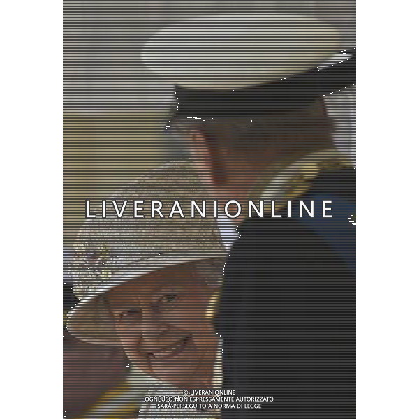 Britain\'s Queen Elizabeth (L) and her husband Prince Philip watch as the United Arab Emirates president reviews an honour guard during a ceremonial welcome at Windsor Castle, in Windsor, southern England April 30, 2013. The President is paying a state visit to Britain from April 30 to May 1. ©photoshot/AGENZIA ALDO LIVERANI SAS - ITALY ONLY - Il presidente degli Emirati Arabi Uniti Sua Altezza lo Sceicco Khalifa bin Zayed Al Nahyan incontra la regina Elisabetta II d\'inghilterra e del Principe Filippo a Windsor, durante una visita di Stato nel Regno Unito 30 aprile 2013